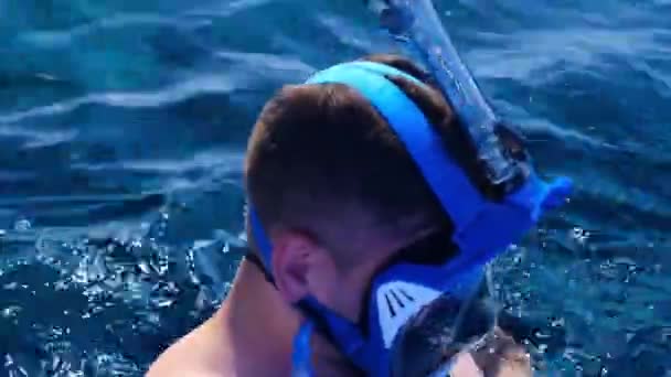 Homme Masqué Nage Dans Mer Une Vue Couper Souffle Homme — Video