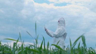 Solunum cihazındaki bir biyolog ve koruyucu giysi modern teknolojilerin yardımıyla alanı keşfediyor. Epidemiyoloji uzmanı bu alanda çalışıyor..