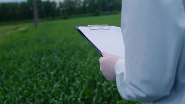 식물학자들은 작물을 만드는 노트를 저널에 합니다 원예가 생물학자가 농장의 성장을 — 비디오