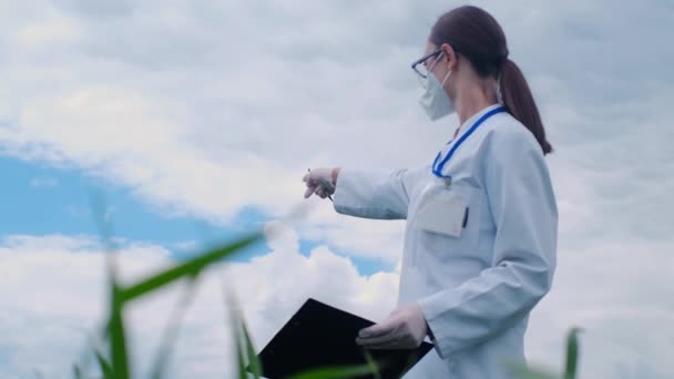마스크를 농학자는 농장의 디지털 태블릿에 필기를 지역에 정보를 조사하는 — 비디오