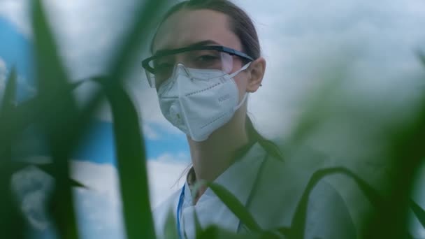 고글을 농장에 카메라 앞에서 여성의 초상화 실험실 조수는 유기농 야채의 — 비디오