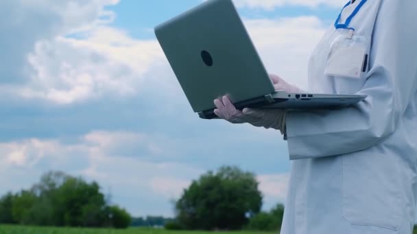 Ein Forschungsarzt Schutzanzug Hält Einen Laptop Der Hand Führt Ein — Stockvideo