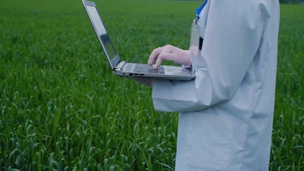 보호용 양복을 연구원 랩탑을 식물에 실험을 실험실 농장을 바라본다 — 비디오