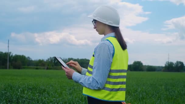 모자를 태블릿을 기술자 비즈니스 케이블 고전압 변전소 에너지 — 비디오