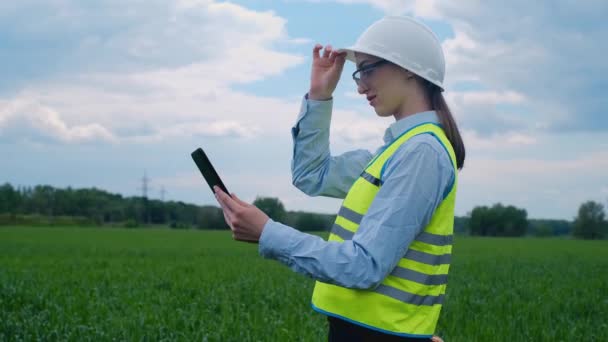 Miljöingenjör Kvinna Använder Projektdokument Och Filer Och Samlar Effektiv Information — Stockvideo