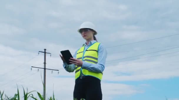 Kvinnlig Ingenjör Stannar Vägen Framför Högspänningsledning Tar Sig Hjälmen Och — Stockvideo
