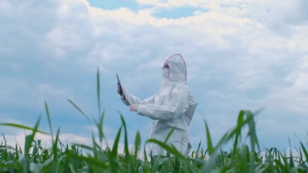 Biólogo Respirador Terno Protetor Explora Campo Com Ajuda Tecnologias Modernas — Vídeo de Stock