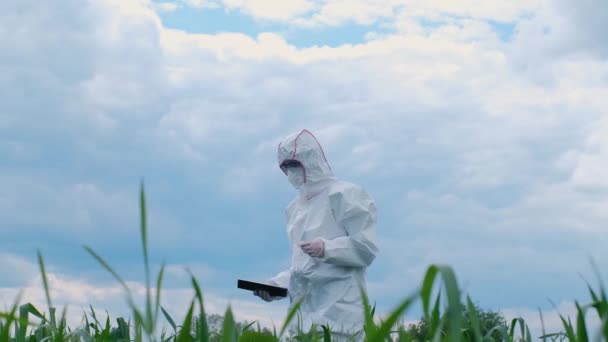 Biolog Respirator Och Skyddsdräkt Utforskar Fältet Med Hjälp Modern Teknik — Stockvideo