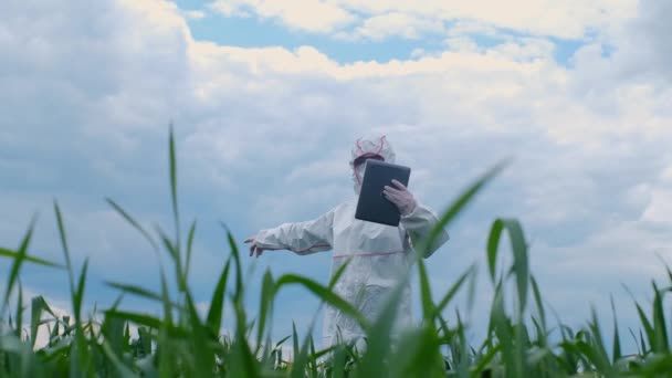 Epidemiologist Works Field Biologist Respirator Protective Suit Explores Field Help — Stock Video