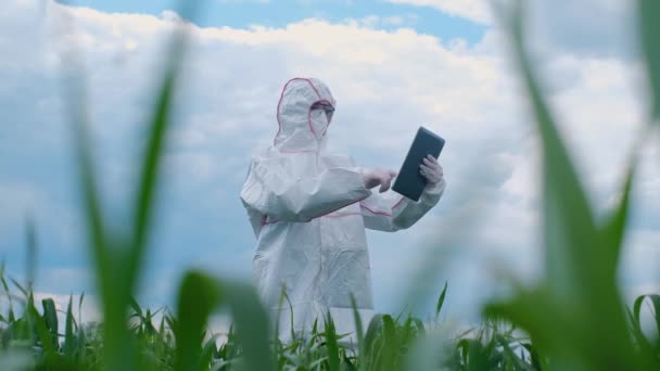역학자는 분야에서 일합니다 인공호흡기와 보호용 양복을 생물학자는 기술의 도움을 분야를 — 비디오