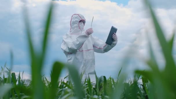 Biólogo Uma Máscara Terno Protetor Explora Campo Com Ajuda Tecnologia — Vídeo de Stock
