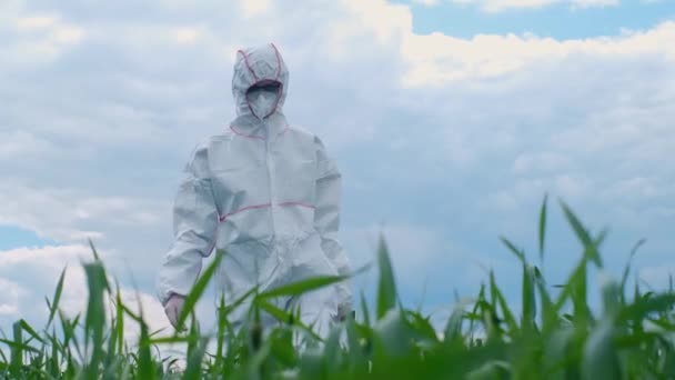 Epidemiolog Pracuje Terénu Biolog Respirátoru Ochranném Obleku Prozkoumává Pole Pomocí — Stock video