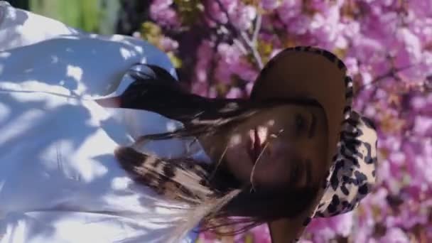 Mujer Florecimiento Del Árbol Sakura Naturaleza Hermosa Mujer Pelo Oscuro — Vídeo de stock