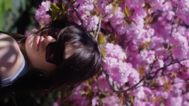 Mulher Blossoming Sakura Tree Nature Bela Mulher Cabelos Escuros Caucasiana — Vídeo de Stock