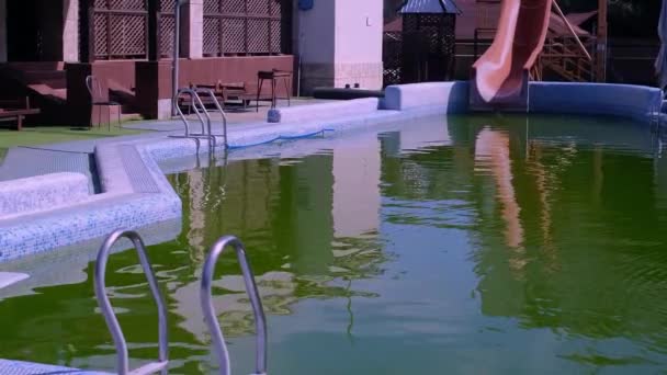 Piscina Sucia Con Agua Verde Mal Servicio Complejo Condiciones Insalubres — Vídeos de Stock