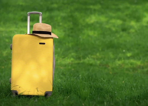 Yellow Suitcase Sitting Green Grass Suitcase Background Nature Meadow Vacation — Stock Photo, Image