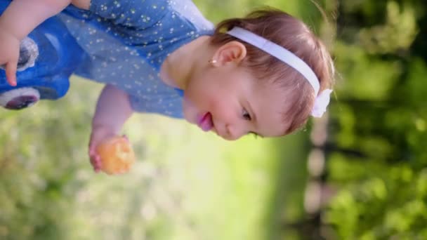 可爱的小女孩吃松果 橙汁顺着她的手流淌 维生素消耗 儿童维生素 — 图库视频影像