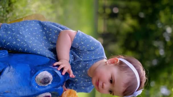 Μικρό Χαριτωμένο Κορίτσι Τρώει Παλσίν Χυμός Πορτοκαλιού Ρέει Κάτω Από — Αρχείο Βίντεο