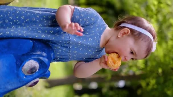 Malé Dítě Sedí Houpačce Hřišti Pomeranč Používá Vitamíny Pro Děti — Stock video