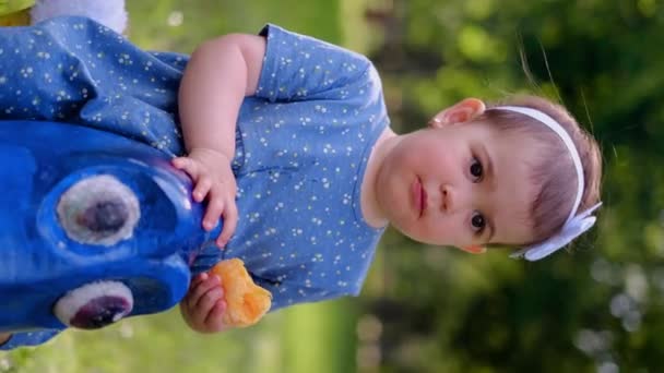 Gadis Kecil Yang Lucu Makan Palsin Jus Jeruk Mengalir Turun — Stok Video