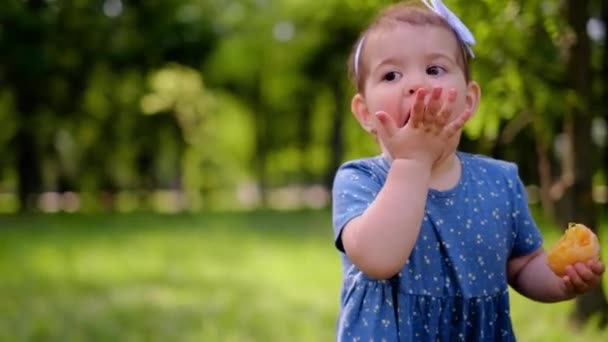 Petit Enfant Assoit Sur Une Balançoire Dans Aire Jeux Mange — Video