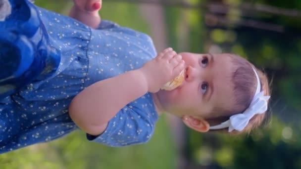 可爱的小女孩吃松果 橙汁顺着她的手流淌 维生素消耗 儿童维生素 — 图库视频影像