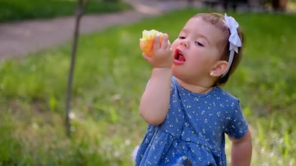 Malé Roztomilé Děvče Palsin Pomerančový Džus Teče Rukou Konzumace Vitamínů — Stock video
