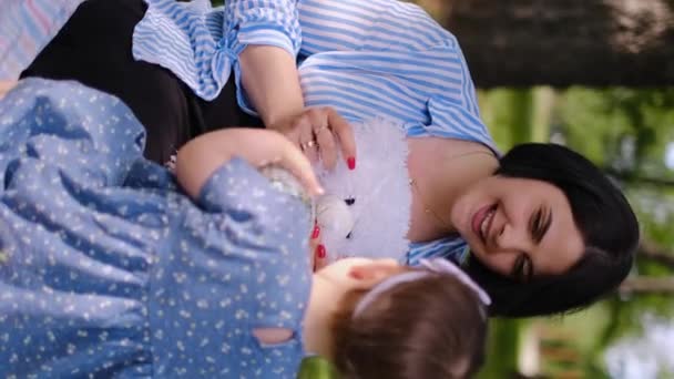 Anya Gyermek Együtt Parkban Szabadban Fűben Fekve Anyaság Boldogság Koncepciója — Stock videók