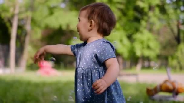 Mutlu Çocuk Parkta Oyun Oynuyor Sabun Köpüklü Çocuk Oyunları Mutlu — Stok video