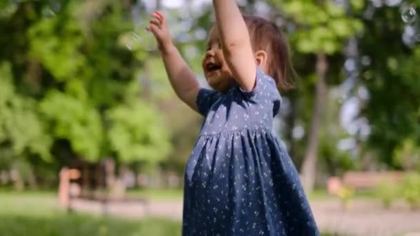 Glückliches Kind Spielt Park Kinderspiele Mit Seifenblasen Das Lächeln Eines — Stockvideo