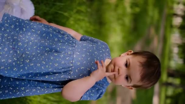 Μωρό Τρέχει Πρώτα Βήματα Παιδί Τρέχει Στη Φύση Του Τρόπου — Αρχείο Βίντεο