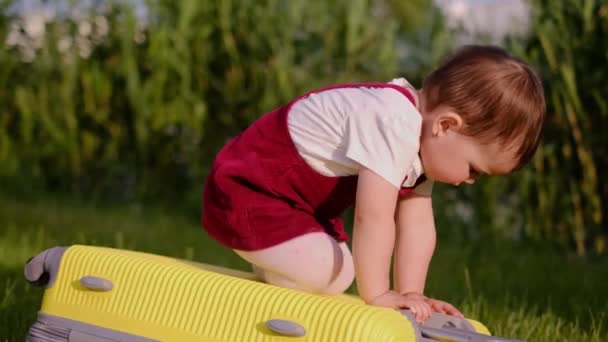 Enfant Est Assis Sur Les Bagages Avant Vol Une Petite — Video