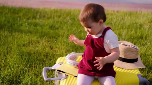 Enfant Est Assis Sur Les Bagages Avant Vol Une Petite — Video