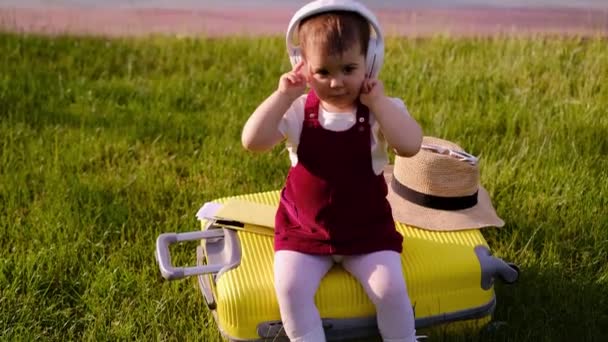 Çocuk Uçuştan Önce Bagaja Oturur Küçük Bir Kız Vardıktan Sonra — Stok video
