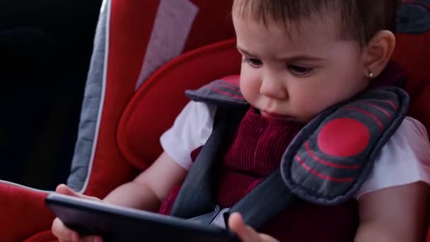 Ένα Μικρό Παιδί Κάθεται Ένα Κάθισμα Αυτοκινήτου Χρησιμοποιώντας Ένα Ψηφιακό — Αρχείο Βίντεο