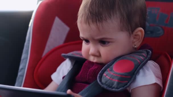 Petit Enfant Assoit Dans Siège Auto Aide Une Tablette Numérique — Video