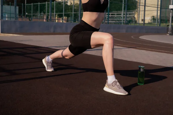 Spor Kızı Sabah Antrenmanı Yapıyor Sokak Sporları Sahasında Esniyor Spor — Stok fotoğraf