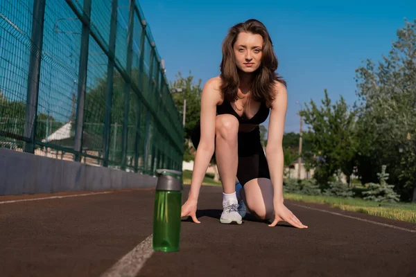 Alçaktan Koşmaya Hazır Olun Genç Bir Kız Dışarı Koşar Spora — Stok fotoğraf