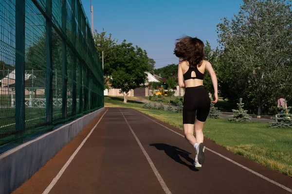 Spor Giyimli Bir Kadın Spor Stadyumunda Çalışıyor Açık Havada Koşan — Stok fotoğraf
