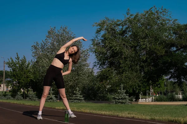 Spor Kızı Sabah Antrenmanı Yapıyor Sokak Sporları Sahasında Esniyor Spor — Stok fotoğraf