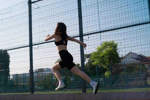 Spor Giyimli Bir Kadın Spor Stadyumunda Çalışıyor Açık Havada Koşan — Stok fotoğraf