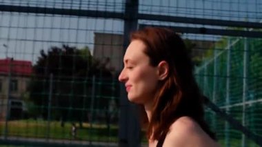 Fitness kadın koşucusu. Egzersiz Koşu Kardiyo Koşu. Şafakta formda bir atlet antrenmanı. Triatlon yarışmasından önce koşuyor. Kadın koşusu. Kadın koşucu. Denizde koşan fitness kızı 