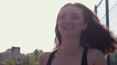 Fitness kadın koşucusu. Egzersiz Koşu Kardiyo Koşu. Şafakta formda bir atlet antrenmanı. Triatlon yarışmasından önce koşuyor. Kadın koşusu. Kadın koşucu. Denizde koşan fitness kızı 