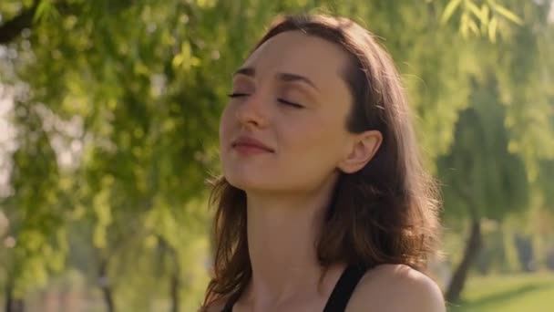 Een Jonge Vrouw Bezig Met Yoga Tuin Geluk Een Wazige — Stockvideo