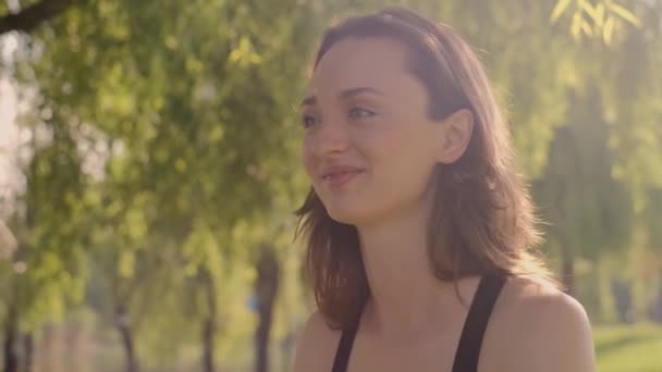 Uma Jovem Mulher Envolvida Ioga Jardim Felicidade Fundo Desfocado Hipelly — Vídeo de Stock