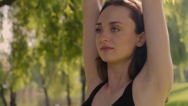 Een Jonge Vrouw Bezig Met Yoga Tuin Geluk Een Wazige — Stockvideo