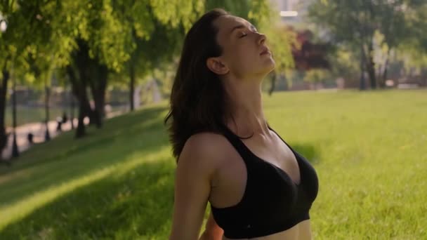 Flicka Poserar Lotusposition Grönt Gräs Park Omgiven Natur Njuter Yoga — Stockvideo
