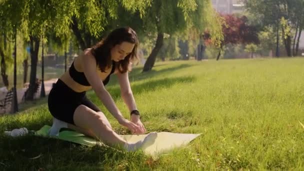 Bir Kız Doğa Tarafından Çevrelenmiş Yeşil Çimlerin Üzerinde Lotus Pozisyonunda — Stok video