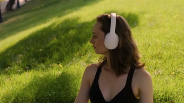 Mladá Žena Cvičí Jógu Zahradě Zdravý Životní Styl Relaxační Koncept — Stock video