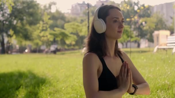 Jonge Vrouw Beoefent Yoga Tuin Gezond Levensstijl Ontspanning Concept Een — Stockvideo